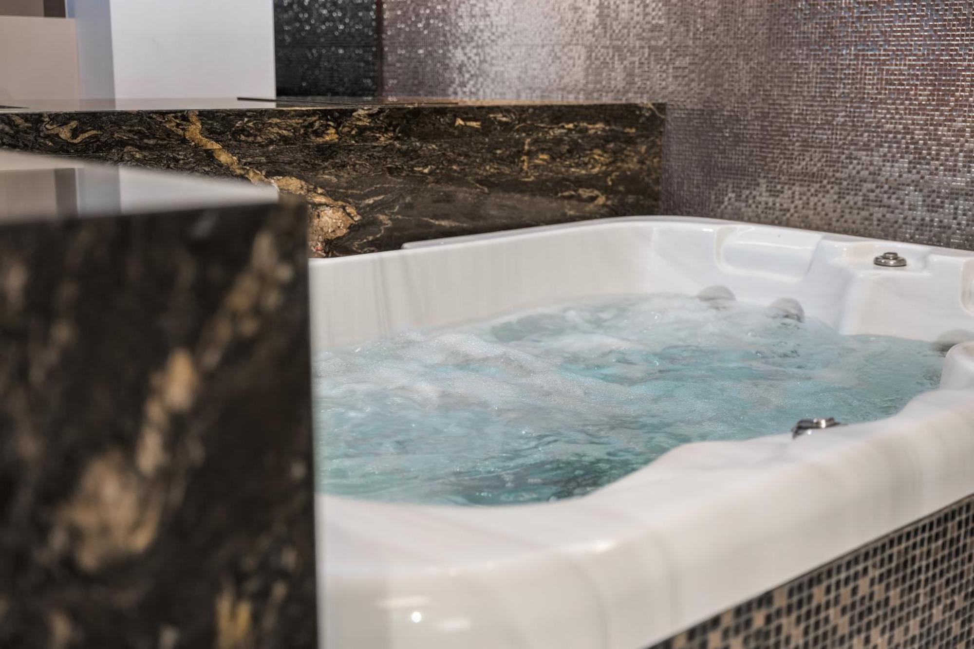 Secret Lounge - Cozy Studio With Sauna And Jacuzzi ヴィリニュス エクステリア 写真